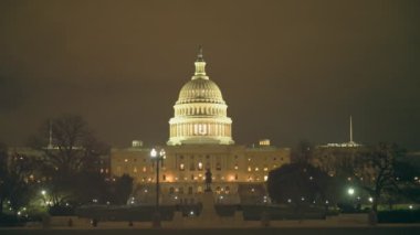 Washington 'daki Amerikan Kongre Binası' nın bulutlu gece görüntüsü.