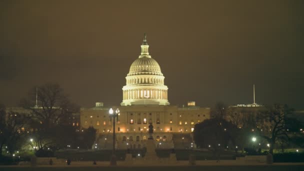 워싱턴에 있는 미 국회의 사당 건물의 구름낀 밤 사진 — 비디오