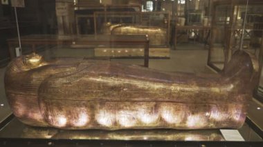 Kahire, Mısır- 26 Eylül 2016: Kahire'de kraliçe tjuya'nın yaldızlı lahiti