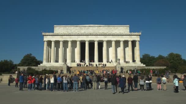 WASHINGTON, DC, EE.UU. -2 de abril de 2017: foto matutina de turistas en el monumento a Lincoln en Washington — Vídeos de Stock