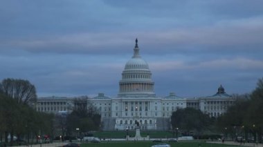 Washington 'daki Başkent binasında gün batımı bulutlu bir akşam.
