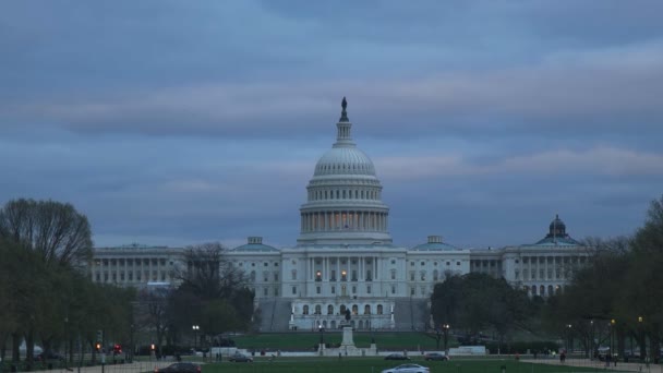 Solnedgång molnig kväll på us Capitol byggnaden Washington — Stockvideo