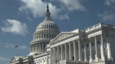 Washington DC 'deki meclis binasının doğu tarafının eğimli manzarası.