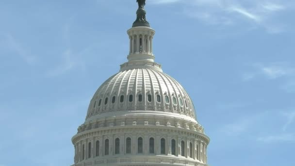 Chiudi inclinazione verso il basso della cupola del Campidoglio a Washington — Video Stock