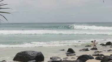 Sörfçüler Greenmount 'ta sörf yapıyor.