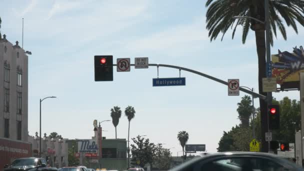 Wijd beeld van een Hollywood blvd teken in Los Angeles in Californië — Stockvideo