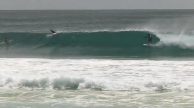 Queensland, Avustralya 'nın altın kıyısındaki Kirra' da sörfçü tünelinin 60p 50 yavaş çekim görüntüsü.