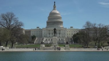 Başkent binası ve Washington DC 'deki yansıtma havuzu.