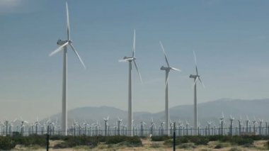 Kaliforniya 'da Palm Springs yakınlarında rüzgar türbinleri