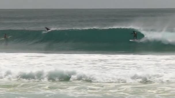 60p 50 zpomalený záběr surfařské trubice jedoucí na Kirře na zlatém pobřeží Queenslandu, Austrálie — Stock video