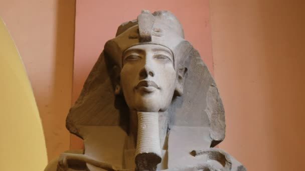 CAIRO, EGYPT-SEPTEMBER, 26 сентября 2016 г.: вид спереди на статую Эхнатона в Каире — стоковое видео