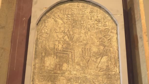 CAIRO, EGYPT - SZEPTEMBER, 26, 2016: egy kairói hieroglifákkal gravírozott sztéláról készült felvétel — Stock videók