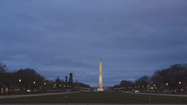 Μακρινό πλάνο του μνημείου Ουάσιγκτον στην πρωτεύουσα των ΗΠΑ το σούρουπο — Αρχείο Βίντεο