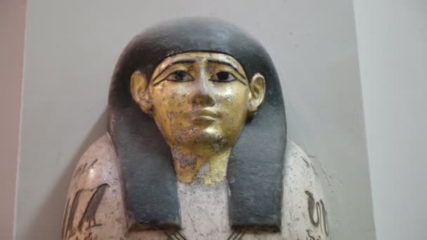 CAIRO, EGYPT-ZÁŘÍ, 26, 2016: detail starověké egyptské ženy rakve v Káhiře — Stock video