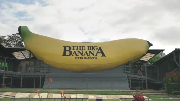 COFFS HARBOUR, AUSTRALIA- March, 9, 2017: the iconic big banana at coffs harbour — стоковое видео