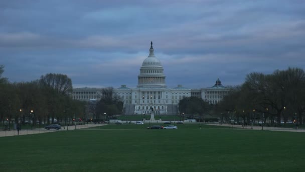 El edificio del capitolio en una noche nublada en Washington — Vídeo de stock