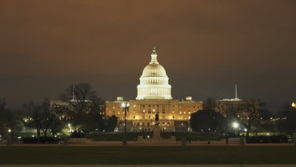 Ночное время увеличьте на западной стороне здания Капитолия в Вашингтоне — стоковое видео