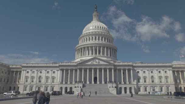 Lado este del edificio del capitolio de los Estados Unidos en una mañana de primavera en Washington — Vídeo de stock