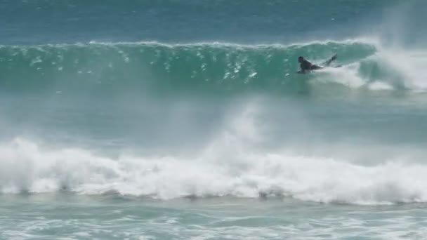 Tracking shot di un bodyboarder che naviga a Kirra sulla costa dorata del Queensland — Video Stock