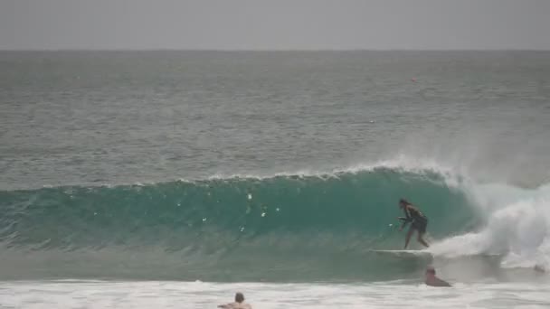 Samec surfař provádí sérii horních zatáček a pak se zastaví na trubku jízda na Kirra na zlatém pobřeží Queenslandu — Stock video