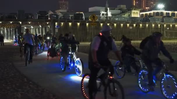 LOS ANGELES, USA 19. MÄRZ 2017: Nachtaufnahme von Fahrrädern mit LED-Beleuchtung, die am Santa Monica Strand paradieren — Stockvideo
