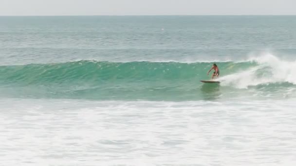 Surfista cavalcando un'onda sul loro rovescio a greenmount, qld — Video Stock