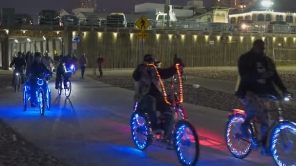 LOS ANGELES, USA 19. MÄRZ 2017: Nachtaufnahme von Fahrrädern mit LED-Beleuchtung, die am Santa Monica Strand paradieren — Stockvideo