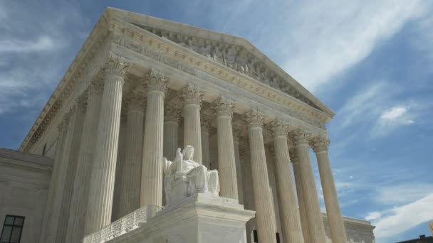WASHINGTON, DC, USA - 2 de abril de 2017: nosotros, suprema corte y estatua contemplación de la justicia en Washington DC — Vídeos de Stock