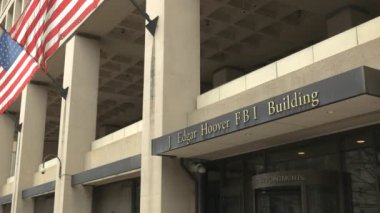 Washington 'daki FBI binasının girişinin eğimli görüntüsü..