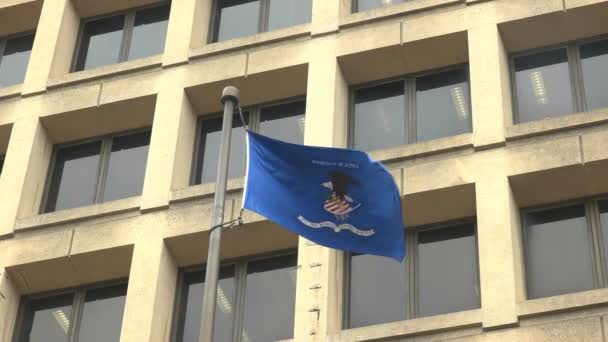 Gros plan du drapeau du ministère de la Justice sur le bâtiment du FBI à Washington . — Video