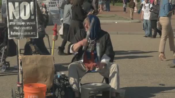 WASHINGTON, DC, USA - 2 aprile 2017: un manifestante urla su un tamburo improvvisato fuori dalla Casa Bianca a Washington D.C. . — Video Stock