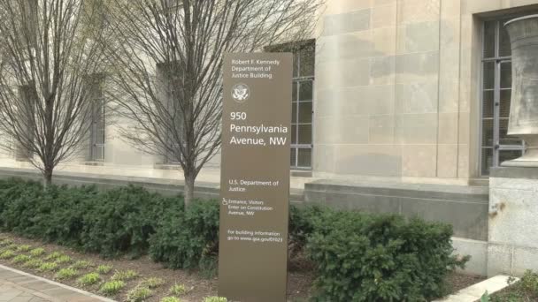 Underteckna utanför Kennedy byggnaden av justitiedepartementet i Washington, D.c. — Stockvideo