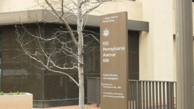 Washington 'daki FBI binasının önündeki tabelayı gördüm.