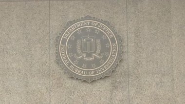 Washington 'daki FBI binasının dışındaki FBI mührünü kapatın.