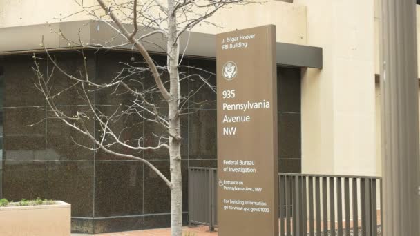 Πλευρά με θέα μια πινακίδα μπροστά από το κτίριο του FBI στην Ουάσιγκτον — Αρχείο Βίντεο