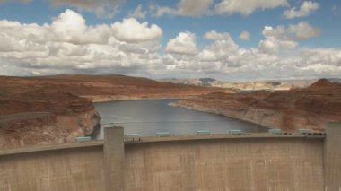 Vadideki baraj ve Powell Gölü 'nün bir resmi.