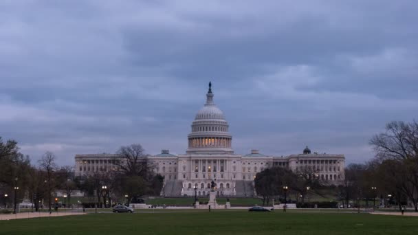 Washington DC 'deki alışveriş merkezinden U.S. Capitol binasının akşam manzarası.. — Stok video