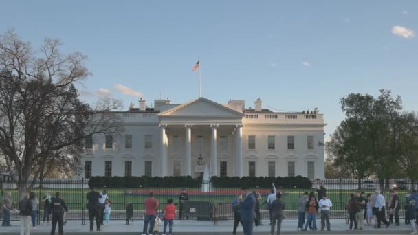 WASHINGTON, DC, USA -April, 4, 2017: toeristen aan de noordkant van het Witte Huis — Stockvideo