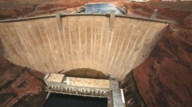 Sayfada Glen Canyon barajının ve elektrik santralinin görüntüleri, az