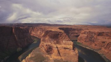 Sayfadaki Glen Canyon Ulusal Rekreasyon Bölgesi 'nde at nalı kıvrımının yakın eğim görüntüsü