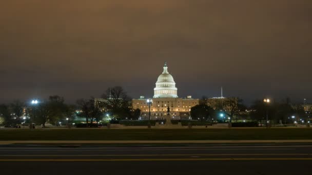 Nacht uitzicht op de us capitol gebouw in Washington — Stockvideo