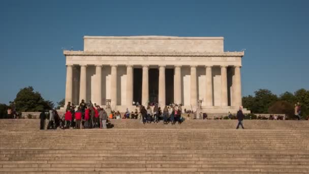 ВАШИНГТОН, ОКРУГ КОЛУМБИЯ, США - 2 апреля 2017 года: посетители мемориала Линкольн в Вашингтоне — стоковое видео