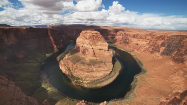 Ultraweites Bild einer Hufeisenbiegung mit blauem Himmel — Stockvideo