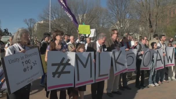 WASHINGTON, DC, USA - 4. dubna 2017: zblízka demonstranti v Bílém domě ve Washingtonu DC — Stock video