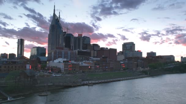 Tennesse, Nashville 'deki bir köprüden şehrin gün batımı manzarası — Stok video