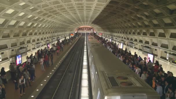 ВАШИНГТОН, ОКРУГ КОЛУМБИЯ, США - 3 апреля 2017 г.: поезд на станции Gallery place metro station в Вашингтоне — стоковое видео