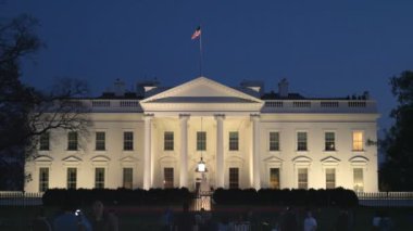 WASHINGTON, DC, ABD - 4 Nisan 2017: Washington 'daki Beyaz Saray' ın kuzey tarafının alacakaranlık çekimi
