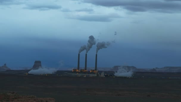 Sötétedés lövés navajo hőerőmű oldalon, az — Stock videók