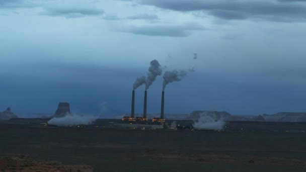 Abenddämmerung Aufnahme des Heizkraftwerks Navajo in Seite, az — Stockvideo