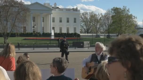 WASHINGTON, DC, USA -April, 4, 2017: διαδηλωτές που τραγουδούν έξω από τον Λευκό Οίκο στην Ουάσινγκτον — Αρχείο Βίντεο